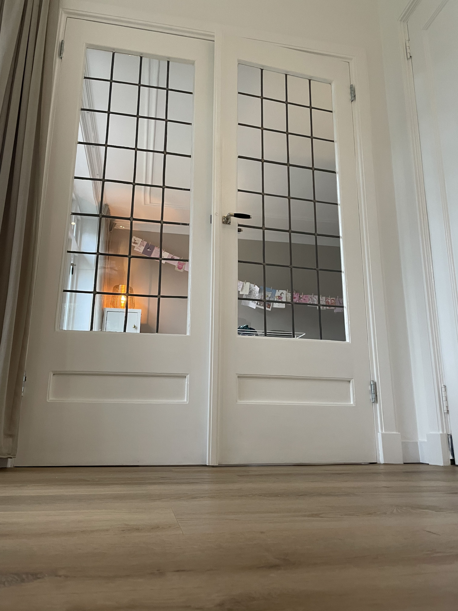 Foto van een deur in het huis van Frank